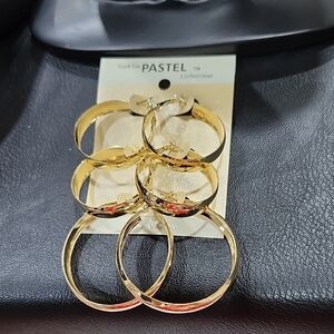 GOLD HOOP EARRINGS SET